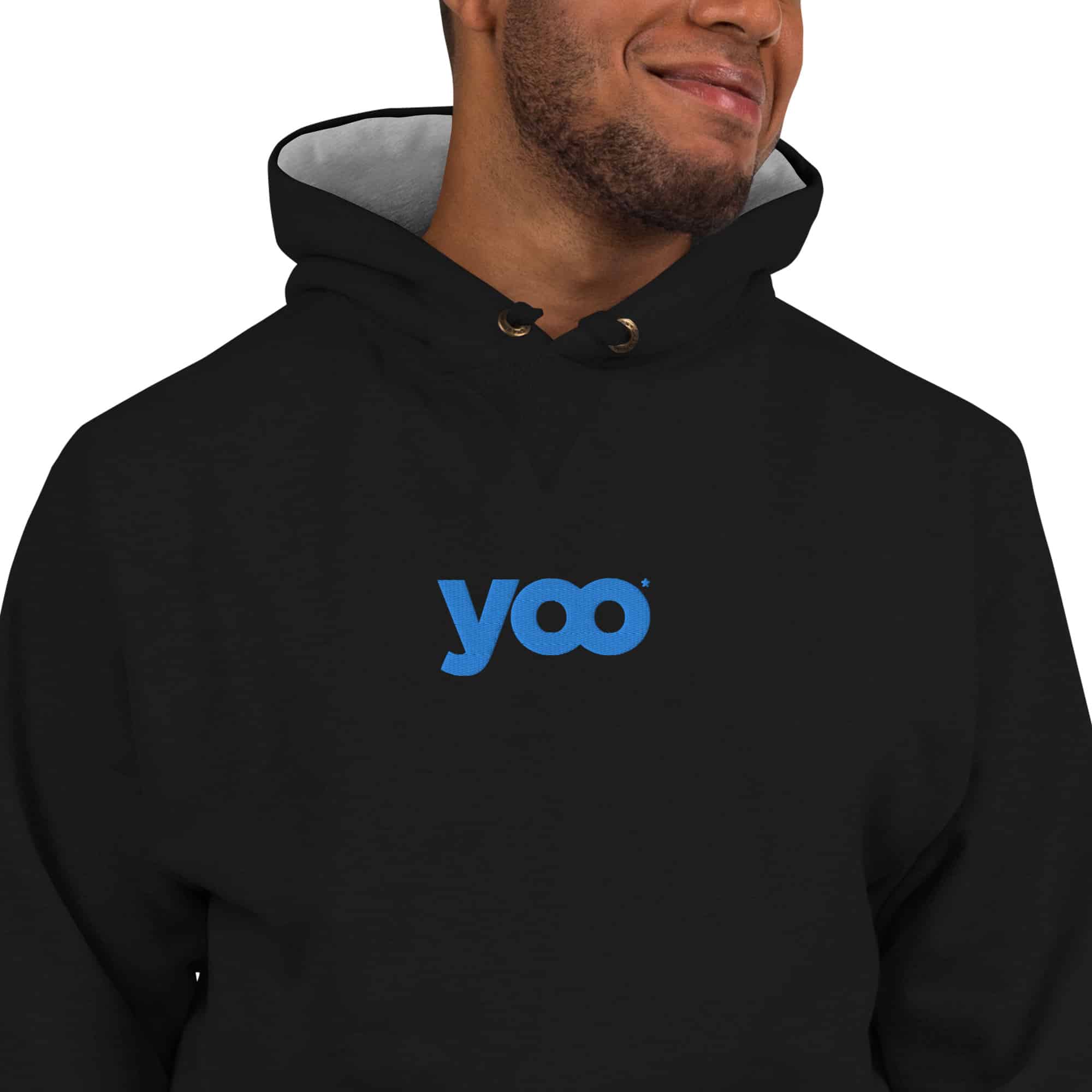 Détail sur le sweatshirt noir à capuche bi-color brodé du message "yoo" en situation sur manequin homme