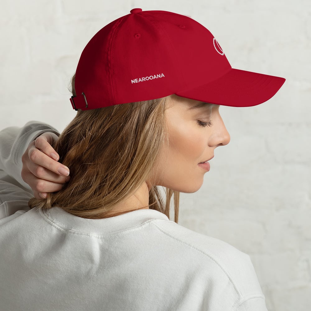 casquette brodée type baseball "NEAROOANA" Rouge - vue sur une femme de côté