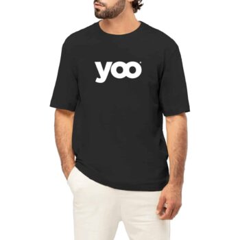 T-shirt noir mixte oversize "yoo" porté par un homme